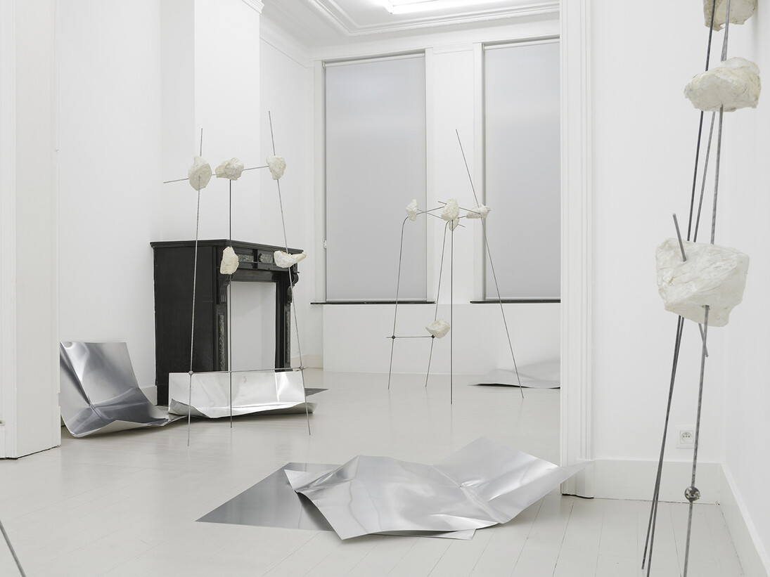 Vanessa Safavi, Airbags, Installation view, Motinternational Brussels, 2015