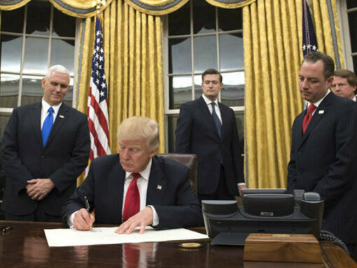 Trump firma una de sus primeras órdenes ejecutivas