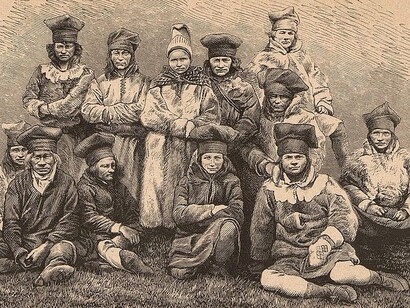 Illustrazione tratta dal libro “En Sommer i Finmarken, russisk Lapland og Nordkarelen” di Friis, J.A. e pubblicato da Cammermeyer (Christiania, 1871). Gruppo di persone di etnia Sami
