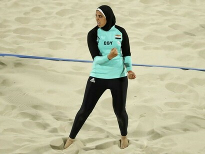 Atleta de vôlei de praia egípcia