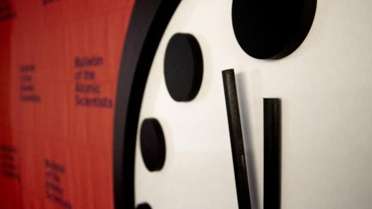 El Reloj del Apocalipsis del Bulletin of the Atomic Scientists es un reloj simbólico que usa la analogía de la especie humana estando siempre "a minutos de la medianoche"