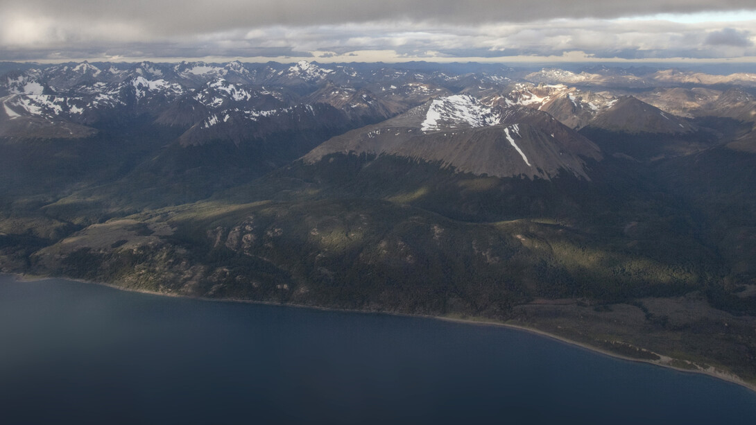Isla Grande de Tierra del Fuego: compartida por Argentina y Chile, países a los que les corresponde la parte oriental y occidental, respectivamente