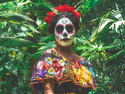 O Dia dos Mortos, no México, é uma celebração de origem indígena, em que as almas visitam os parentes vivos