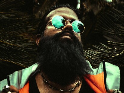 Homem com barba longa. Mais do que simples pelos no rosto, a barba é uma linguagem. Historicamente, sua presença — ou ausência — no rosto masculino sempre implicou pertencimento, diferença e posicionamento. Há algo de ancestral nesse emaranhado de pelos que está além de sua materialidade

 