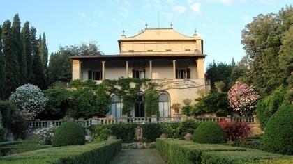 la loggia e il giardino di Villa Curonia a Firenze