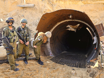 El 7 de octubre de 2023, Hamás lanzó un ataque contra Israel y tomó como rehenes a unas 200 personas. El 24 de octubre de 2023, una rehén fue liberada y dijo a los periodistas que fue transportada y mantenida en la red de túneles con otras 25 personas