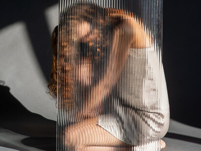 Entre ces lames de verre, la perception se fragmente sous l’effet des peurs et des désirs : l’évidence d’un visage devient incertaine quand s’interposent des données extérieures