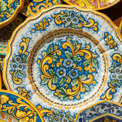 Ancora oggi, le fornaci e i laboratori della zona mantengono viva una tradizione secolare, combinando antichi saperi e creatività contemporanea