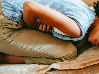 Stress e ansia possono influenzare negativamente l'IBS, in quanto il cervello può inviare segnali attraverso l'asse cervello-intestino che influenzano la funzione intestinale
