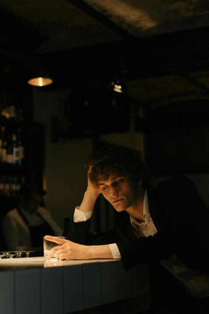 Homem bebendo. É a representação não só da imagem feminina como também da masculina e, por que não, de uma sociedade inteira?