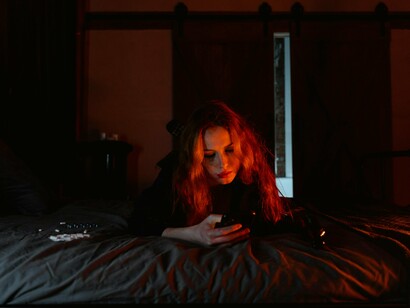 Mulher se deprime com redes sociais. Com as redes sociais, a vastidão de modelos é complexa e preocupante. Boatos são transformados em fatos; opiniões em verdades. Além do que, na maior parte das vezes, o exposto não é o ocorrido, mas sim o idealizado e produzido com o intuito de ser postado 