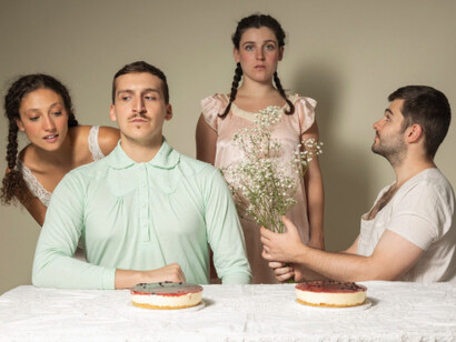 La obra, dirigida con una precisión casi artesanal, disecciona los cimientos del patriarcado a través de un simbolismo inquietante, una escenografía escueta, pero profundamente elocuente