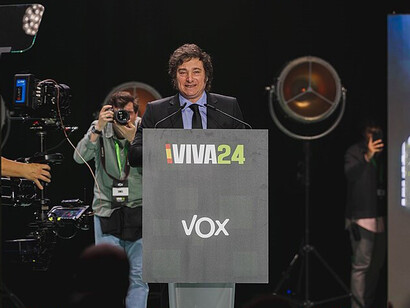 Javier Milei ha adoptado una postura de alineamiento incondicional con Estados Unidos e Israel, lo que ha llevado a un cambio drástico en la política exterior argentina