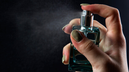 Perfume. É a personalidade de uma marca transmitida pelo cheiro, muito comum sentirmos certos cheiros e lembrarmos de locais