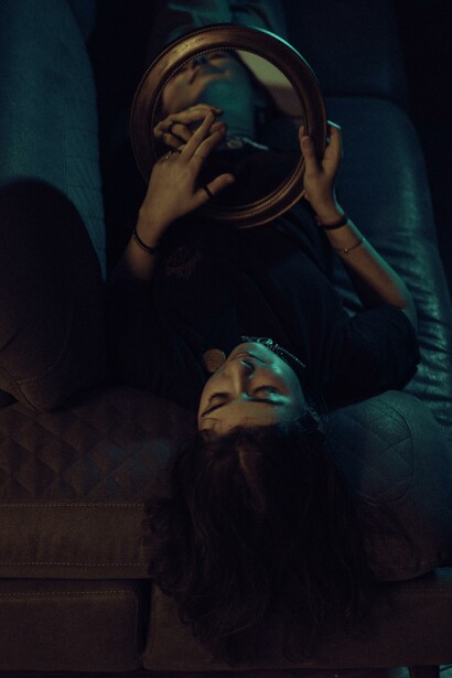 Specchio. Che sono, Io? Allora iniziano a percorrere la Via della conoscenza e per trovare la risposta devono innanzitutto sgretolare l’immagine che hanno di se stessi, per poter immaginare l’Io come il sentirsi senza limiti di spazio, di età, di potenza