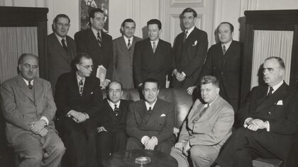 Riunione a Madrid, 16 dicembre 1950. Commissione Internazionale Scientifica e Culturale. Da sinistra a destra, seduti: il dott. Constantine K. Zurayk (Siria), il dott. Julian Huxley (Inghilterra), il dott. Paulo B. Carneiro (Brasile), il dott. J. Torres Bodet (Messico), il dott. Ralph E. Turner (USA), il dott. Carl J. Burckhardt
 (Svizzera). In piedi, da sinistra a destra: il dott. P. Bosch-Gimpera (Messico), il dott. Jean Thomas (Francia), il dott. Silvio Zavala (Messico), il dott. Charles Moraze (Francia), il dott. Armando Cortesao (Portogallo), il dott. Mario Praz (Italia). Titolo I membri della Commissione e i funzionari dell'UNESCO progettano una Storia dell'umanità. La foto è apparsa nell'edizione internazionale del New York Times, il 18 dicembre 1951, in relazione all'articolo di Ben Fine sulla Storia dell'umanità