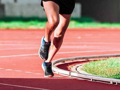 Persona si allena correndo: motivazione indica la direzione e la forza del nostro agire siamo motivati quando abbiamo obiettivi, formuliamo aspettative, rispondiamo a bisogni