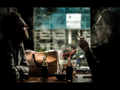 Dos hombres fumando en un bar de Ámsterdam, Países Bajos