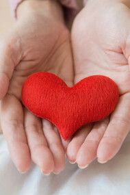 Una persona con un cuore tra le mani