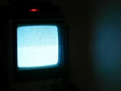 Televisore acceso in una stanza buia