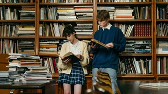 Quando lemos com atenção e organizamos nossas ideias, conseguimos compreender não só o que está sendo contado, mas também as intenções do autor, as mensagens por trás da narrativa e os elementos que tornam uma obra significativa