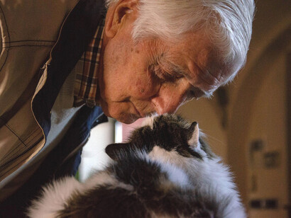 Um homem e o seu gato são um bom exemplo de como aproveitar as dádivas da natureza