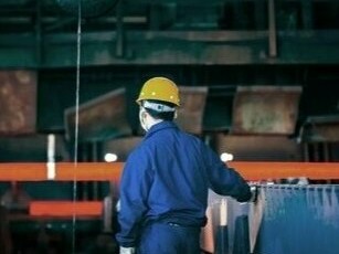 Operaio all'interno di un'acciaieria