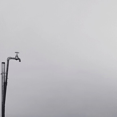 Michelangelo Pistoletto, (Biella 1933), Rubinetto bianco e nero, 1979, serigrafia su acciaio inox lucidato a specchio, 230 x 125 cm, Collezione Intesa Sanpaolo, particolare
