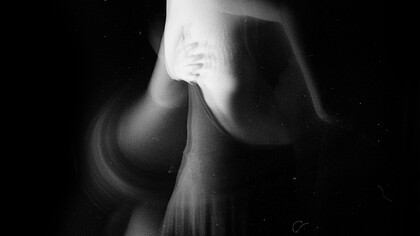 Figura di profilo catturata in movimento 