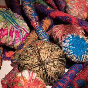 Sheila Hicks, Cordes Sauvages Pow Wow, 2015, linen, cotton, acrylic fibres, size: variable, Photo by Cristobal Zanartu