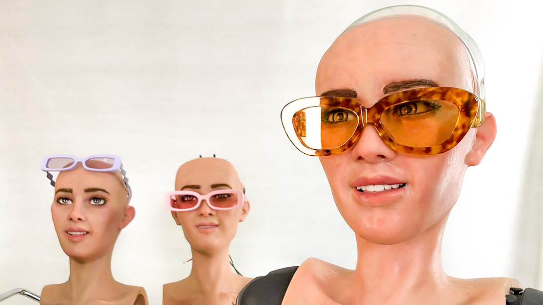 Trois soeurs robots. Pour avoir une conscience, le robot devrait être capable de recevoir et de reconnaître des sensations et des émotions à travers la perception visuelle, auditive et olfactive et de les traiter en étant capable d'identifier les relations qui existent entre son environnement et chaque individu