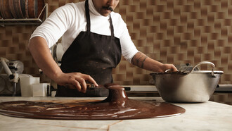 Dans ce petit atelier du onzième arrondissement le chocolat se fait avec patience savoir-faire et parfum grillé