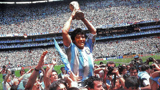 Maradona levantando la copa del Mundial de Fútbol de 1986. A lo largo de la historia del fútbol, los jugadores han debido enfrentarse a decisiones tomadas desde el poder institucional, donde dirigentes y organismos internacionales imponen condiciones que muchas veces escapan al control de quienes están dentro del campo