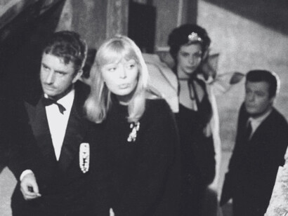 Audrey McDonald, Carlo Di Maggio, Nico, Doria Pignatelli et Marcello Mastroiani passablement inquiets, montent ensemble un vieil escalier de bois dans une vétuste maison. Ils sont vêtus en costumes sombres.