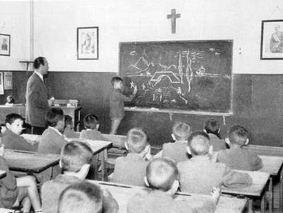 Niños atienden clase en una escuela durante el franquismo