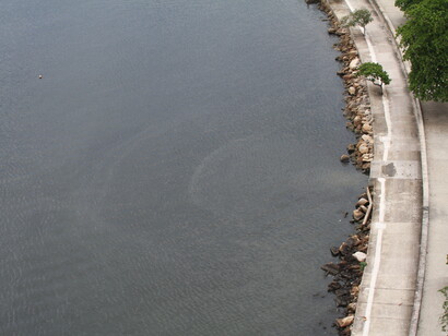 Obras de saneamento feitas para as Olimpíadas simplesmente funcionam quando querem, continuando a contaminar com esgoto cartões postais da cidade como a Marina da Gloria

