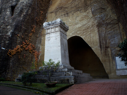 La tomba di Giacomo Leopardi a Napoli