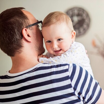 Un padre con su bebé