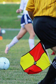 No esporte, o fair play representa a luta pela justiça, contra a fraude e a violência, promovendo um jogo limpo e ético. Exemplos inspiradores de fair play em esportes como vôlei e rugby contrastam com a malandragem ainda presente no futebol, mostrando a necessidade de práticas mais justas e honestas tanto no campo quanto na vida