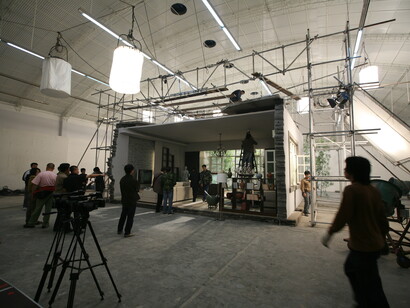 Zhang Peili, A Gust of Wind (Zeng feng) (2008). Five-Channel/five-screen video projection (PAL), silent/colour, 13’14” with objects preserved from the film set destroyed during shooting, dimensions variable. © Boers-Li Gallery, Beijing. Courtesy of the artist and Boers-Li Gallery