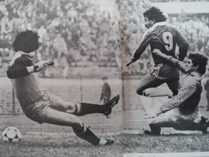 Carlos Caszely batiendo a Luis Arconada en un encuentro entre las selecciones de Chile y España