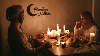 Um casal troca olhares à luz de velas durante um jantar preparado com atenção aos detalhes. Mais do que alimentar, uma refeição compartilhada pode ser uma das formas mais sinceras de demonstrar carinho e presença
