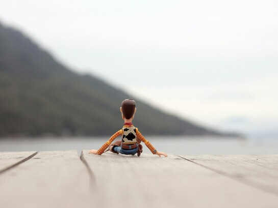 La imagen del hombre solitario como arquetipo moderno oculta una realidad preocupante: la profunda desconexión social que afecta su salud mental y física