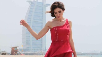 Shooting della collezione di Simone Racioppo con l'iconico grattacielo Burj Al Arab di Dubai sullo sfondo