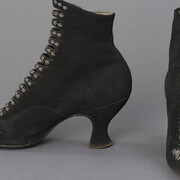 Bibis, cloches et escarpins. Courtesy of Musée de la civilisation