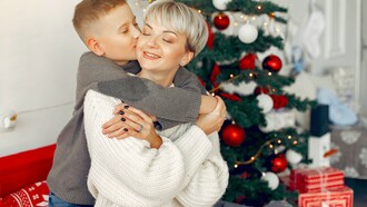 Filho abraça mãe no natal
