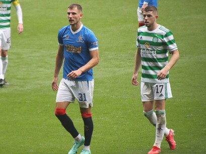 Ibrox Stadium, Glasgow, Scozia. Borna Barišić (Rangers) e Ryan Christie (Celtic) in un derby dell'Old Firm