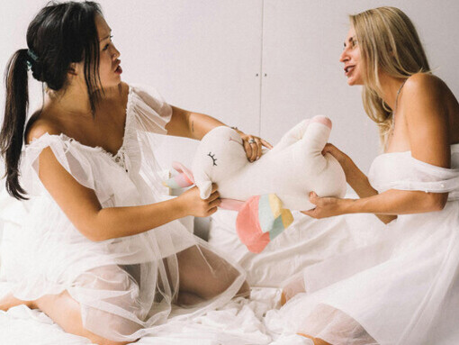 Podcasts de atores têm revelado a realidade dos bastidores, destacando rivalidades forçadas e ambientes tóxicos na indústria do entretenimento