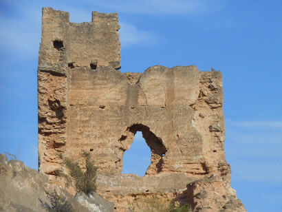 Actualmente se pueden ver todavía grandes tramos de las murallas del Castillo de Orihuela, así como restos de algunas torres