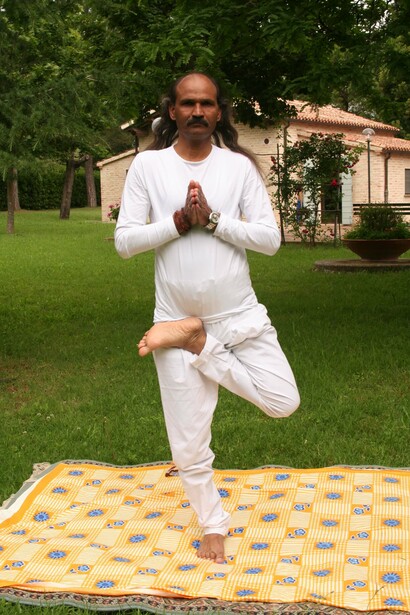 Una posizione yoga del maestro Jamuna Mishra